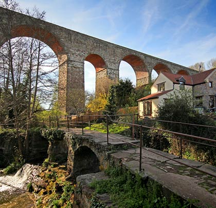 The structure is built in six discreet sections, with the lower arches (5 & 13) each dividing groups of four arches (towards the ends) and three arches (towards the centre).